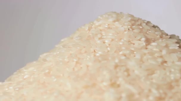 Wysuszyć Niegotowane White Rice Heap Białym Talerzu Obracające Się Białym — Wideo stockowe