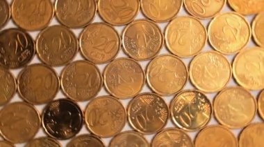 20 Euro Cent Bozukluğu, Dönen Para Arkaplanı - Top View. Euro Para Birimi. Bir sürü 20 Cent Cash. Altın Avrupailer. İş, Finans ve Para Tasarruf Konsepti - Dönüşüm Sola