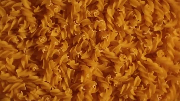 Ongekookte Fusilli Pasta Top View Low Key Light Vet Ongezond — Stockvideo