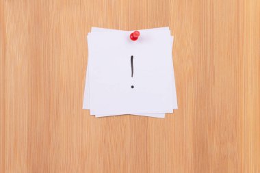 Tahta Mesaj Kurulu 'na iliştirilmiş ünlem işaretli beyaz yapışkan notlar. Ofiste Yapılacaklar Listesi Hatırlatma. İşteki Not