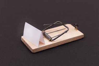 Tahta Fare Kapanı 'ndaki Beyaz Kağıt Çarşaf Şablonu. Siyah Arkaplanda Fare Kapanı İçinde Küçük Not Kağıdı