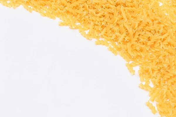 Uncooked Fusilli Pasta Copy Space White Background Рав Дрі Макароні — стокове фото