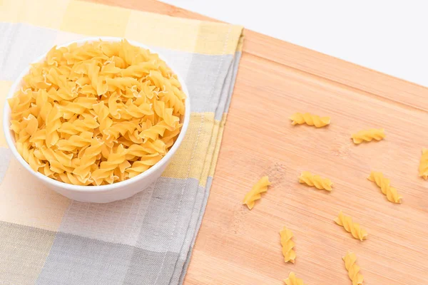 Okokt Fusilli Pasta White Bowl Träskiva Raw Och Dry Macaroni — Stockfoto