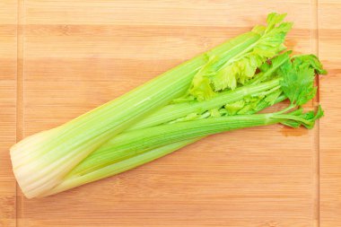 Tahta Kesme Tahtasında Taze Kereviz Kökü. Vejetaryen ve Vejetaryen Kültürü. Çiğ yemek. Negatif Kalori İçeriğiyle Sağlıklı Beslenme