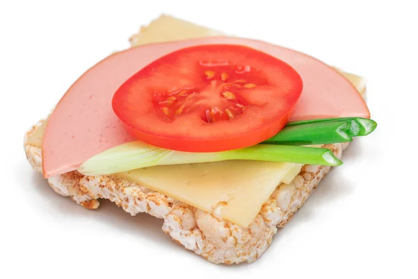 Reiskuchen Sandwich Mit Tomaten Wurst Grünen Zwiebeln Und Käse Isoliert — Stockfoto