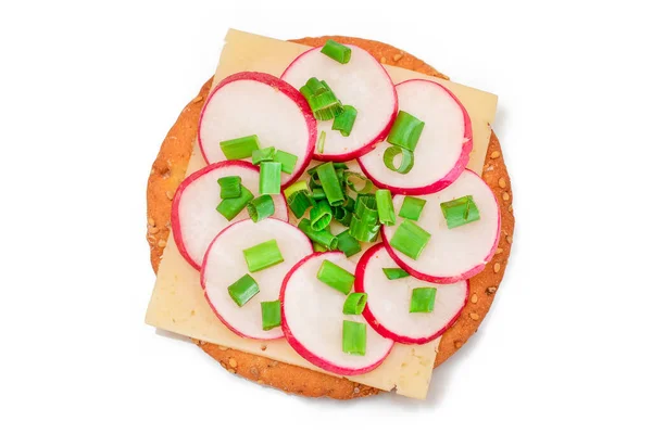 Crispy Cracker Sandwich Radish Cheese Zielonej Cebuli Izolowane Białym Łatwe — Zdjęcie stockowe