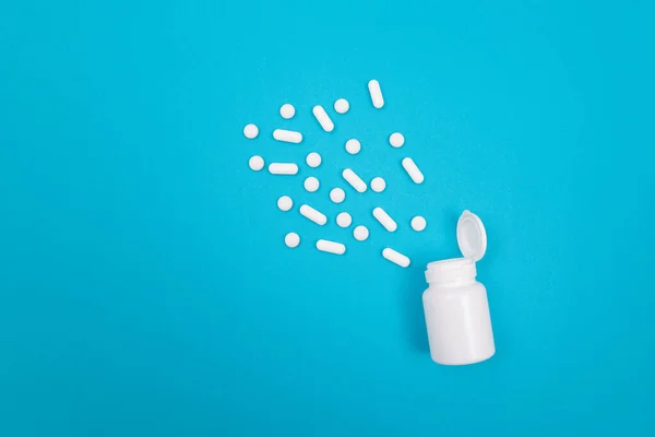 세계적 의약품 알약이나 타블렛이 Pill 컨테이너에서 확산되어 — 스톡 사진