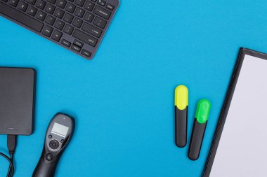 Mavi Masanın Üzerinde Dijital Gadget Yatan Ofis İş Yeri - Düz Yatar