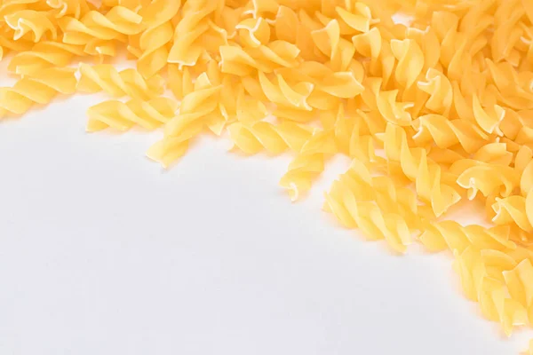 Ungekochte Fusilli Pasta Mit Copy Space Auf Weißem Hintergrund Rohe — Stockfoto