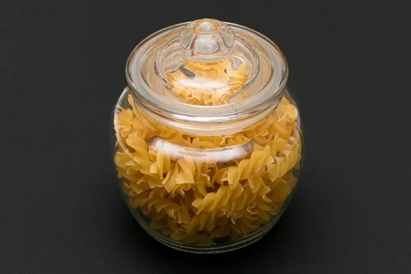 그라운드에 글래스 Glass Jar 푸실리 파스파 Fusilli Pasta Raw Dry — 스톡 사진