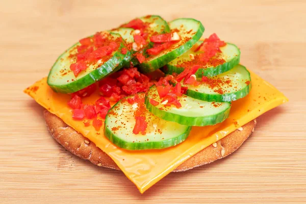 Knuspriges Cracker Sandwich Mit Frischen Gurken Käse Und Paprika Schneidbrett — Stockfoto