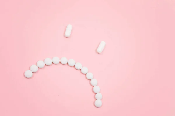 Pharma Harm 白药丸制成的忧郁笑脸 躺在粉色背景上 全球制药业和医药产品 — 图库照片