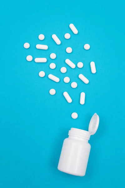 세계적 의약품 알약이나 타블렛이 Pill 컨테이너에서 확산되어 — 스톡 사진