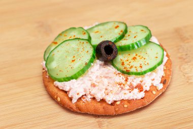 Taze salatalık, balık kreması ve zeytinli çıtır krakerli sandviç. Kolay Kahvaltı 'da. Hızlı ve sağlıklı sandviçler. Lezzetli dolgulu kızarmış ekmek. Sağlıklı Beslenme Atıştırması