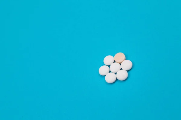 Indústria Farmacêutica Global Medicamentos Comprimidos Comprimidos Brancos Deitados Fundo Azul — Fotografia de Stock