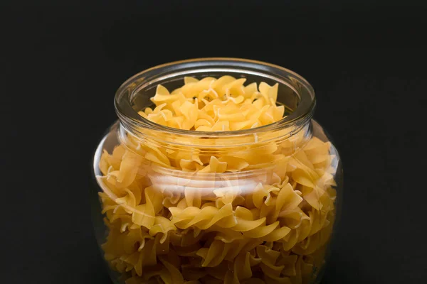 그라운드에 글래스 Glass Jar 푸실리 파스파 Fusilli Pasta Raw Dry — 스톡 사진