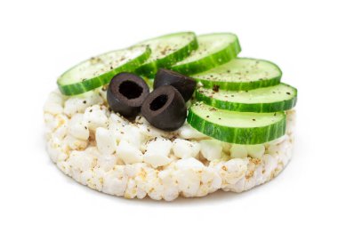 Taze salatalıklı pirinçli sandviç, süzme peynirli ve zeytinli - beyaza izole edilmiş. Kolay Kahvaltı 'da. Hızlı ve sağlıklı sandviçler. Lezzetli dolgulu kızarmış ekmek. Sağlıklı Beslenme Atıştırması - İzolasyon