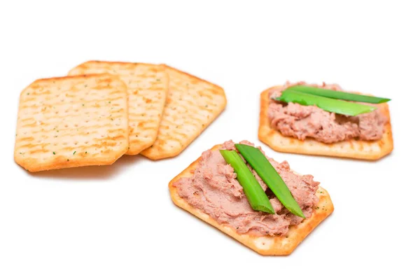 Cracker Salgado Crocante Com Fígado Pate Cebolas Verdes Isolado Branco — Fotografia de Stock