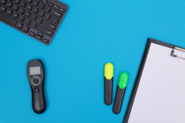 Mavi Masanın Üzerinde Dijital Gadget Yatan Ofis İş Yeri - Düz Yatar