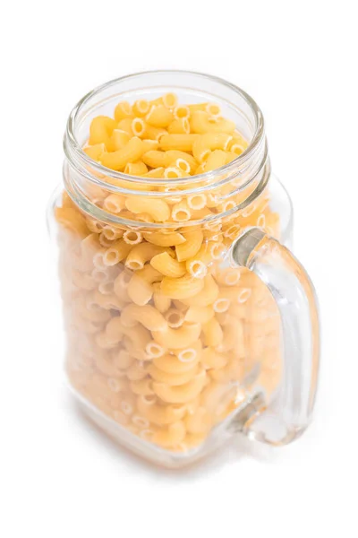 未煮熟的Chifferi Rigati Pasta Glass Jar Isolated White Background 脂肪和不健康的食物 经典的干通心粉 — 图库照片