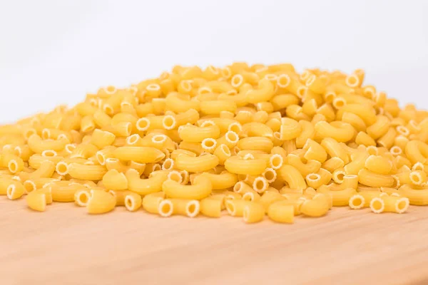伍登厨房董事会的一堆堆未煮熟的Chifferi Rigati Pasta 脂肪和不健康的食物 经典的干通心粉 意大利文化与烹饪 Raw Pasta — 图库照片