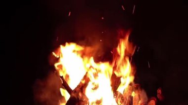 Karanlık Orman 'da Gece Ateşi Yanıyor - Yavaş Hareket. Gece vakti Alevli Kamp Ateşi. Şenlik Ateşi için yer. Ateş Çukuru, Ateş Altında Orman, Uçan Kıvılcımlar ve Duman - Statik Atış
