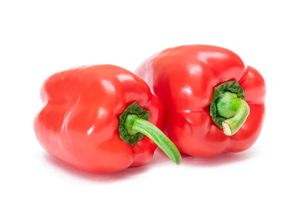 两只鲜红甜椒在白色背景下分离 — 图库照片