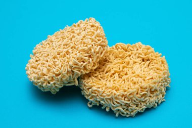 Mavi Arkaplanda Pişmemiş Anında Erişte. Çiğ makarna. Kuru Asya Fast Food. Hızlı Öğle Yemeği