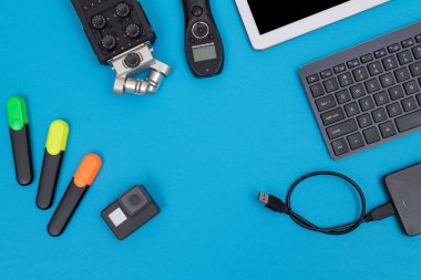 Fotoğrafçılar, Videograflar ya da Video Blogcuları İş Yeri Üst Görünümü. Mavi Masada Yatan Dijital Gadget Düz Yatar