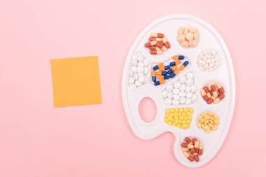 Global Eczacılık Endüstrisi ve İlaç Ürünleri - Beyaz Sanat Paleti Üzerine Farklı Renkli Haplar, Tabletler ve Kapsüller