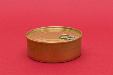 Kırmızı Arkaplanda Boşluk Kenarı olan Kutulanmamış Teneke Kutu. Konserve yiyecekler. Güvenli ve uzun vadeli yiyecek depolama için alüminyum kutu. Çelik Mühürlü Yiyecek Depolama Kutusu