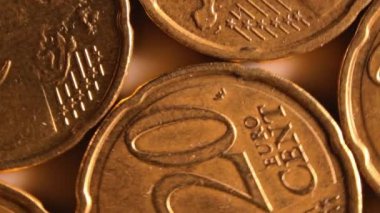 20 Euro Cent madeni para, döner para arkaplan - Top View, Macro. Euro Para Birimi. Bir sürü 20 Cent Cash. Altın Avrupailer. İş, Para ve Tasarruf Konsepti - Yavaş Döndürme Sağı