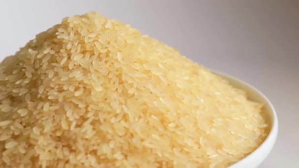 Στεγνό Άψητο Σωρός Ρυζιού Περιστρέφεται Λευκό Φόντο Ένας Σωρός Από — Αρχείο Βίντεο