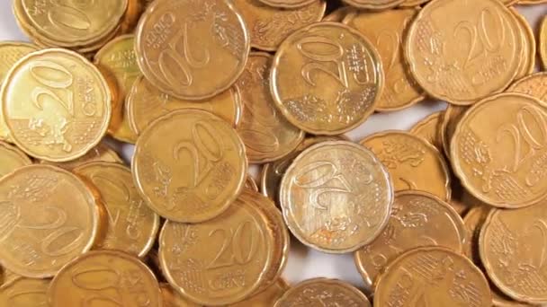 スキャッタリング20ユーロセントコイン 回転マネー背景 トップ表示 ユーロ通貨 20セントの現金がたくさんある 黄金のユーロ円 ビジネス お金の節約の概念 遅い回転左 — ストック動画