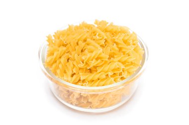 Cam kavanozdaki pişmemiş Fusilli Makarna Beyaz Arkaplanda izole edildi. Şişman ve Sağlıksız Yemek. Klasik kuru sarmal makarna. İtalyan Kültür ve Mutfağı. Çiğ Makarna