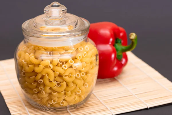Chifferi Rigati Pasta Glass Jar Red Bell Pepper Bamboo Mat — 스톡 사진