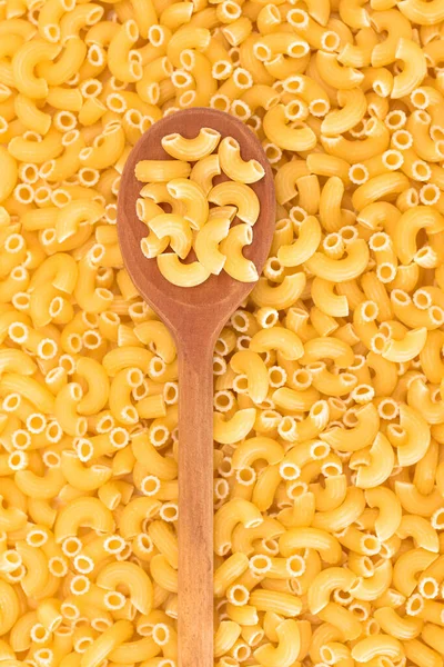未烹调的Chifferi Rigati Pasta与Wooden Spoon的背景 脂肪和不健康的食物 经典的干通心粉 意大利文化与烹饪 Raw Pasta — 图库照片