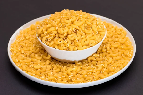 Pasta Chifferi Rigati Sin Cocer Plato Blanco Sobre Fondo Negro —  Fotos de Stock