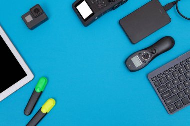 Fotoğrafçılar, Videograflar ya da Video Blogcuları İş Yeri Üst Görünümü. Mavi Masada Yatan Dijital Gadget Düz Yatar