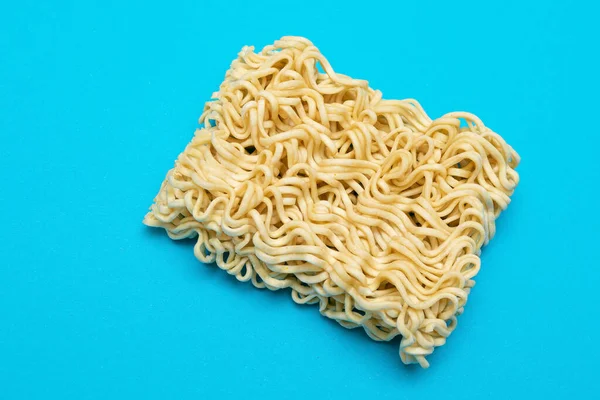Uncooked Instant Noodles Fundal Albastru Paste Crude Dry Asian Fast — Fotografie, imagine de stoc