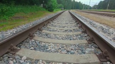 Çam Ormanı 'ndan geçen demiryolu boyunca geriye doğru hareket ediyor. Avrupa Elektrik Treni Treni - Gimbal Dengeleyicisinde Yumuşak Hareket