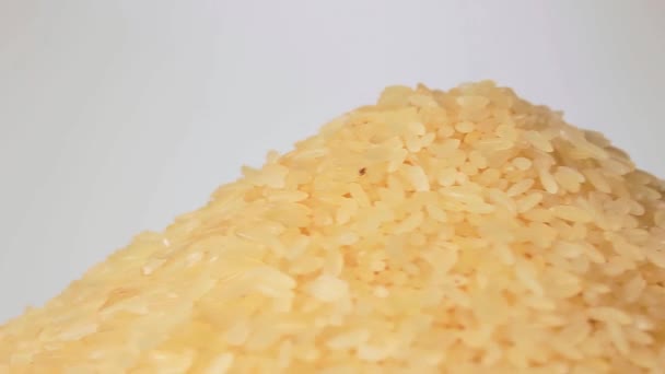 Dry Uncooked Parboiled Rice Heap Drehen Vor Weißem Hintergrund Ein — Stockvideo