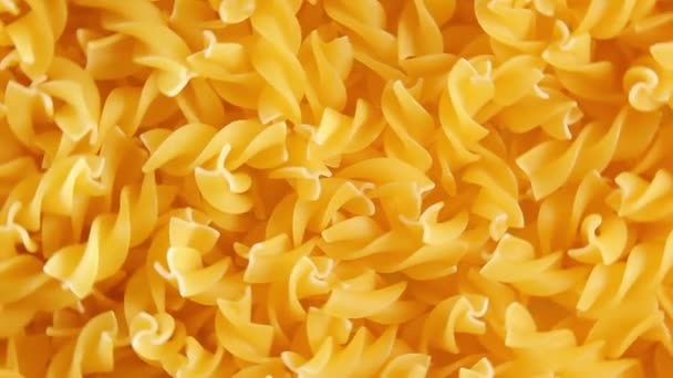 클로즈업 건강에 Dry Spiral Macaroni Rotating Background 이탈리아의 문화와 황금빛 — 비디오