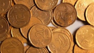 20 Euro Cent Bozukluğu, Dönen Para Arkaplanı - Top View. Euro Para Birimi. Bir sürü 20 Cent Cash. Altın Avrupailer. İş, Finans ve Para Tasarruf Konsepti - Dönüşüm Sola