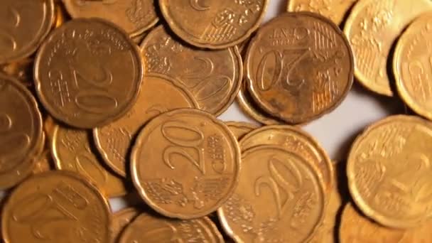 分散的20欧元钱币 周转的资金背景 顶部视图 欧元货币 大量的20美分现金 黄金欧洲美分 财务及储蓄概念 — 图库视频影像