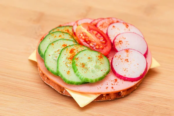 Crispy Cracker Sandwich Fresh Cucumber Cheese Sausage Radish Tomato Cutting — Fotografia de Stock