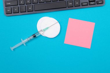 Aşı, Bağışıklık Bilimi veya Yeniden Aşılama Konsepti - Bir Hastane veya Klinikte Mavi Masa üzerinde yatan Tıbbi Tek Kullanılabilir Şırınga. Boş Pembe Yapışkan Not - Uzayı Kopyala ile Moklonla