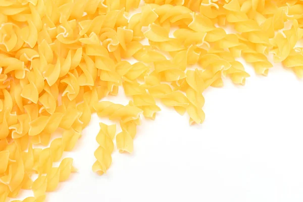 Okokt Fusilli Pasta Med Kopieringsutrymme Vit Bakgrund Raw Och Dry — Stockfoto