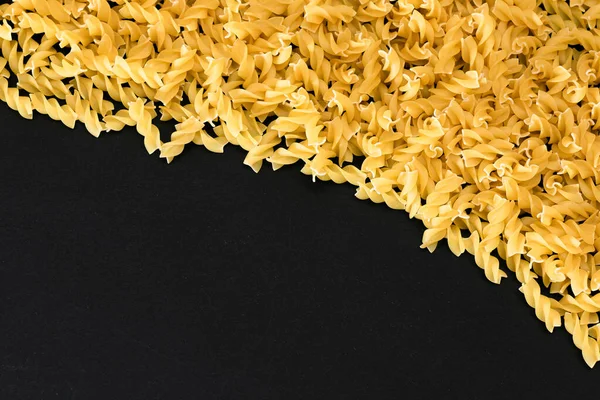 Okokt Fusilli Pasta Med Kopieringsutrymme Svart Bakgrund Raw Och Dry — Stockfoto