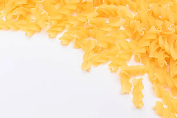 Ungekochte Fusilli Pasta Mit Copy Space Auf Weißem Hintergrund Rohe — Stockfoto